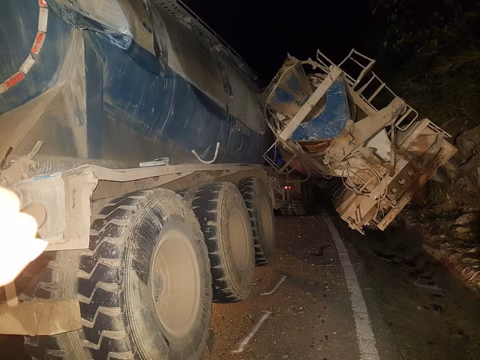 Son La: Va cham voi xe dau keo tai xe tu vong tai cho-Hinh-2