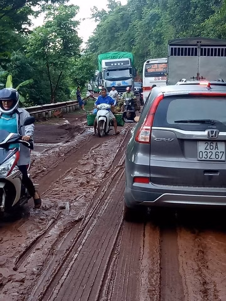 Son La: Mua lon bun dat tran mat duong, QL6 tac duong cuc bo-Hinh-2