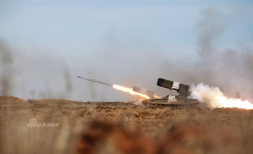 Pháo phản lực TOS-1A trang bị hai loại đạn rocket cỡ 220mm MO.1.01.04 và MO.1.01.04M đạt tầm bắn từ 400-6.000m. Chúng được trang bị đầu đạn kiểu nhiệt áp có sức sát thương cực kỳ ghê gớm. Vũ khí nhiệt áp được giới quân sự gọi là vũ khí nguyên tử nhưng không có phóng xạ. Nguồn ảnh: Sina