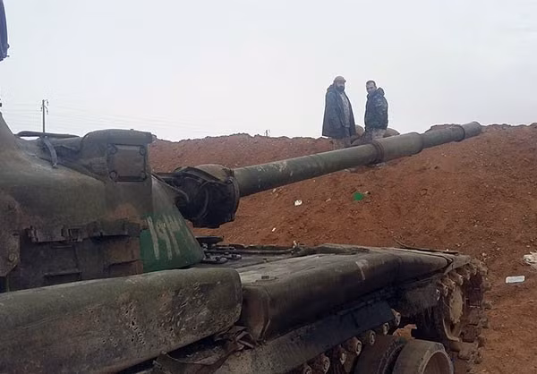 Quân đội Syria đang nỗ lực hết sức bảo vệ căn cứ không quân lớn nhất của nước này. T4 dù nằm trong vòng lửa đạn nhưng ngày đêm vẫn đang chi viện đường không cho Quân đội Syria chiến đấu ở Homs và nhiều nơi khác. Nguồn ảnh: Fars