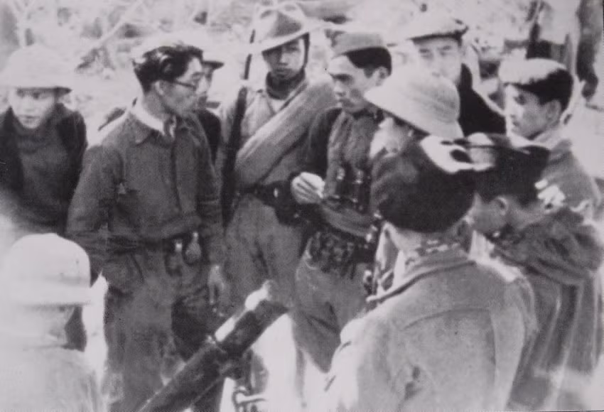 Sáng sớm ngày 1/2, Pháp cho một tiểu đoàn với hơn 400 quân với 5 xe tăng yểm trợ, tiến công vào trận địa của Tiểu đoàn 101 ở khu vực chợ Đồng Xuân. Máy bay, pháo của địch oanh kích dữ dội khu vực phố Hàng Mã, Hàng Chiếu, Hàng Lược, Hàng Đường…, đốt cháy, phá hủy nhiều nhà cửa. Tiếp đó, bộ binh và xe tăng địch từ cầu Long Biên, Cửa Bắc, Cửa Đông ồ ạt tiến công vào chợ Đồng Xuân.