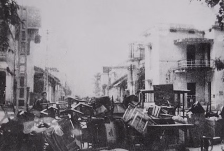 Chiến lũy với bàn ghế trên đường phố Hà Nội.