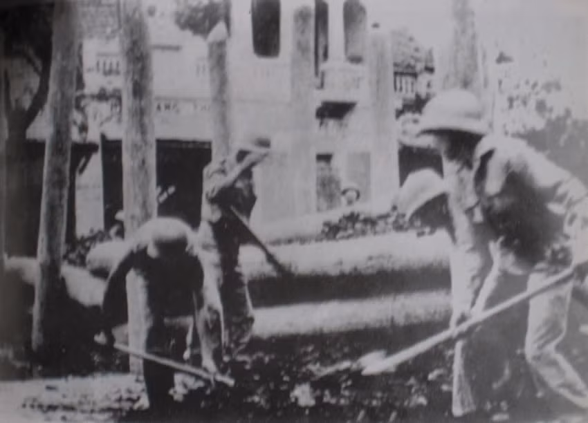 Bộ đội xây dựng chiến lũy trên đường Huyền Trân Công Chúa.