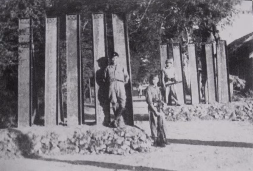 Ảnh: Hàng rào chống cơ giới ở Bạch Mai.