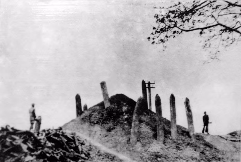 Ngoài số lượng ít bom ba càng, bộ đội ta còn mưu trí dựng cọc lớn để chặn xe thiết giáp, xe tăng của quân Pháp.