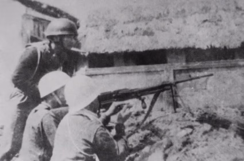 Lực lượng của ta ở trong chợ sau khi dùng hỏa lực tiêu diệt địch đã xông ra đánh giáp lá cà bằng báng súng, lưỡi lê, dao găm, dao thái thịt với bọn lính lê dương. Do lực lượng chênh lệch bất lợi cho ta nên địch đã chiếm được chợ Đồng Xuân.