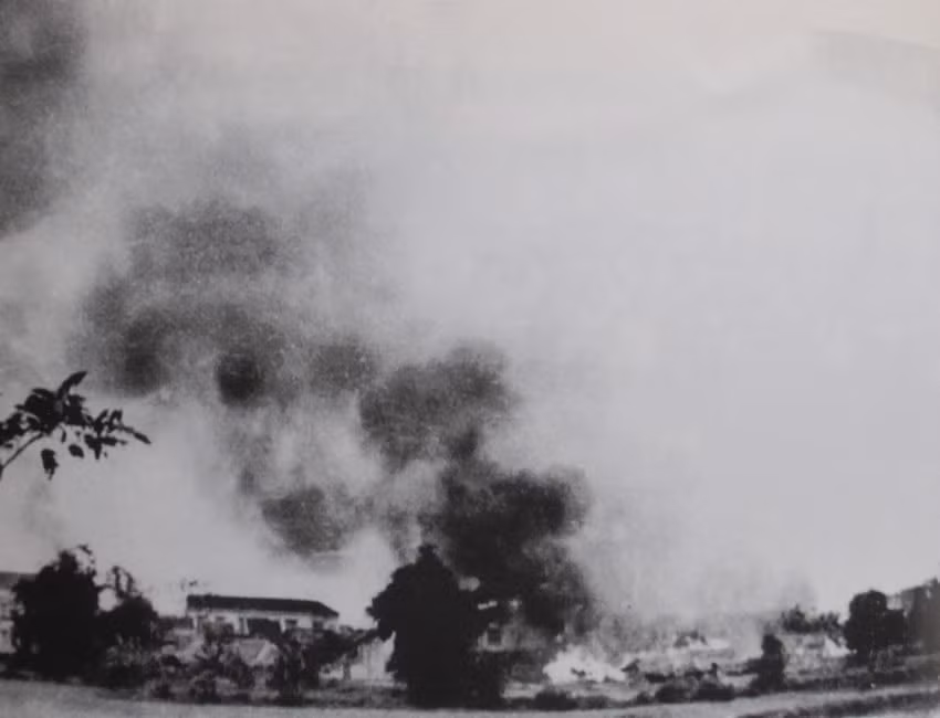 Khói bốc cao tại ngã tư Trung Hiền.