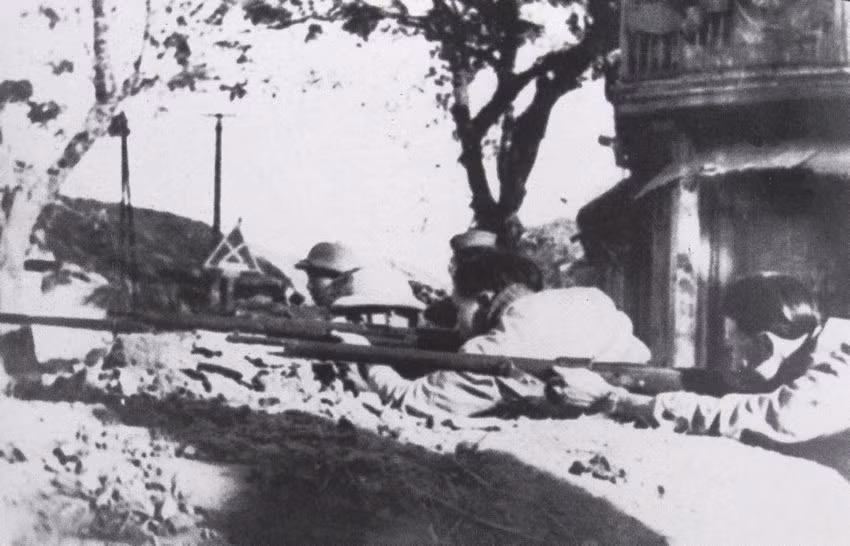 Đợi địch vào tầm bắn hiệu quả, hỏa lực của ta bố trí trên các tầng gác nhả đạn, đồng thời ta khai hỏa hệ thống mìn bố trí trên các đường phố, khiến hàng chục tên địch bị tiêu diệt. Nhiều đợt tiến công liên tiếp của địch bị ta bẻ gãy.