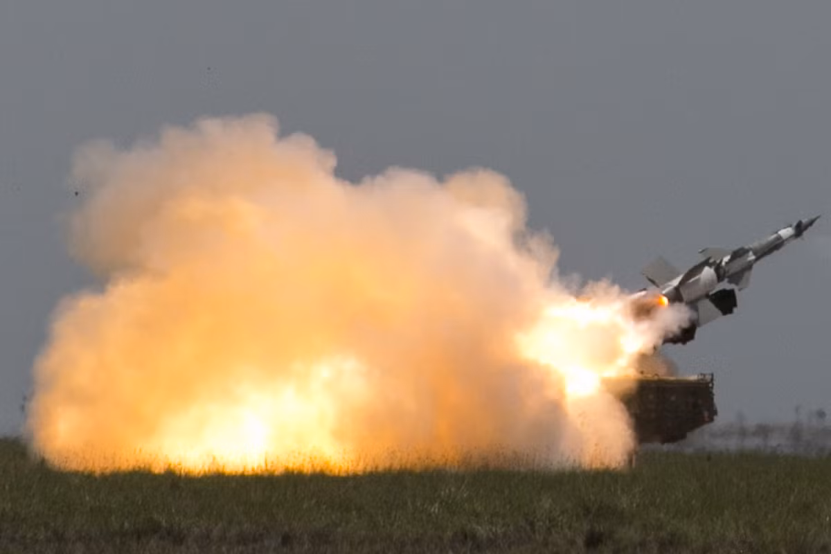 Ngoài tên lửa SA-3 đặt trên bệ phóng cố định, Syria còn có phiên bản SA-3 đặt trên khung gầm bánh lốp cơ động, gọi là Pechora-2M (tối đa khoảng 12 bệ phóng). Phiên bản này có khả năng chống tên lửa hành trình, thời gian triển khai toàn hệ thống chỉ mất 25 phút, có thể đối phó hiệu quả với tên lửa chống radar nhờ khả năng cơ động cao. Tầm tác chiến của tên lửa đều tăng ở cự ly 2,5-32km, độ cao từ 20m tới 20km. Rất may, phiên bản nguy hiểm này chưa rơi vào tay phiến quân IS. Nguồn ảnh: Ausairpower