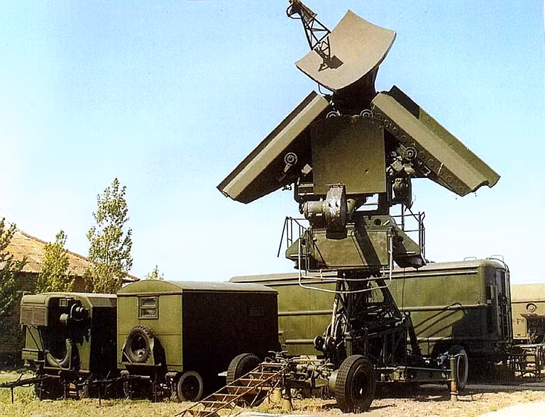 Đài điều khiển hỏa lực SNR-125M với các cabin UNV và UNK. Nguồn ảnh: Ausairpower