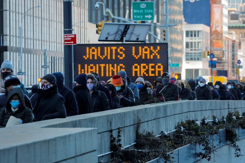 Bức ảnh này ghi lại cảnh mọi người xếp hàng dài để chờ đến lượt tiêm vắc xin ngừa COVID-19 tại Trung tâm Hội nghị Jacob K.Javits ở Manhattan, New York, hôm 2/3. (Nguồn ảnh: Reuters)