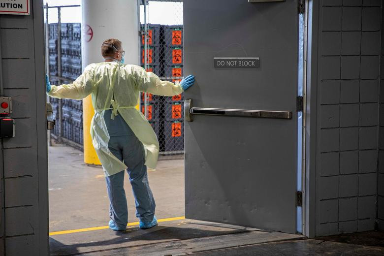 David Gary đứng chờ tiếp nhận bệnh nhân COVID-19 ngày 8/4/2020.