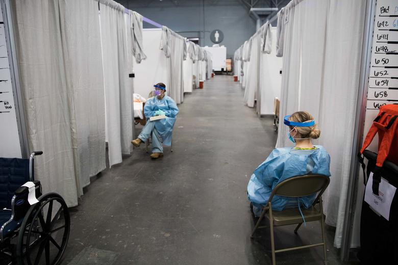 Các nhân viên túc trực tại đơn vị chăm sóc đặc biệt của Trung tâm Y tế Javits để theo dõi sức khỏe của bệnh nhân COVID-19, ngày 4/4/2020.