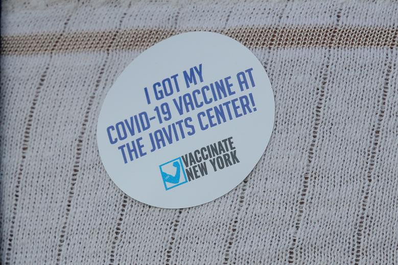Người đàn ông "thông báo" cho mọi người biết bản thân đã được tiêm vắc xin phòng COVID-19 tại Trung tâm Hội nghị Jacob K. Javits ngày 13/1.