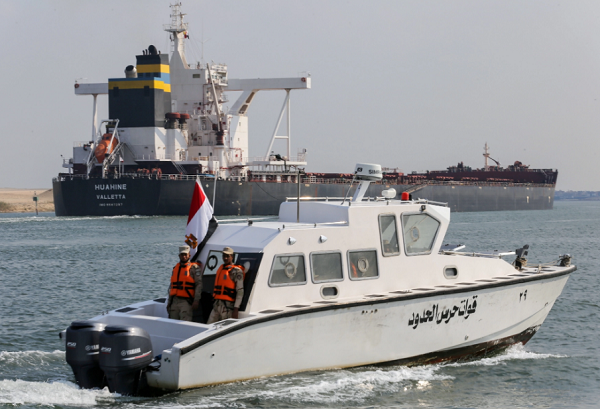 Hang tram tau di chuyen qua kenh dao Suez vua duoc khoi thong-Hinh-8