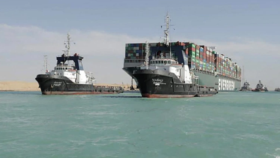 Hang tram tau di chuyen qua kenh dao Suez vua duoc khoi thong-Hinh-9