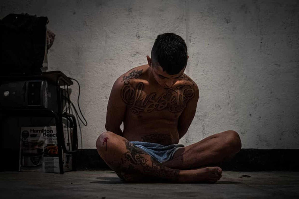 Sander, 22 tuổi, bị cảnh sát bắt tại nhà vì tình nghi giết hại một tài xế taxi. Chàng trai cũng là thành viên của băng Barrio 18. Cha cậu bỏ đi Mỹ, và các thành viên băng đảng thu nạp cậu từ năm 12 tuổi. Đến 14 tuổi cậu đã giết người lần đầu tiên.