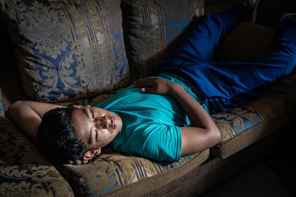 Năm Daniel 16 tuổi, cha cậu lên đường tới Mỹ, cậu bé cảm thấy bị bỏ rơi và bắt đầu dành thời gian cùng các thành viên băng đảng ở nơi cậu sinh sống. "Tôi cảm thấy chỉ có họ thấu hiểu sự giận dữ bên trong tôi", Daniel chia sẻ.