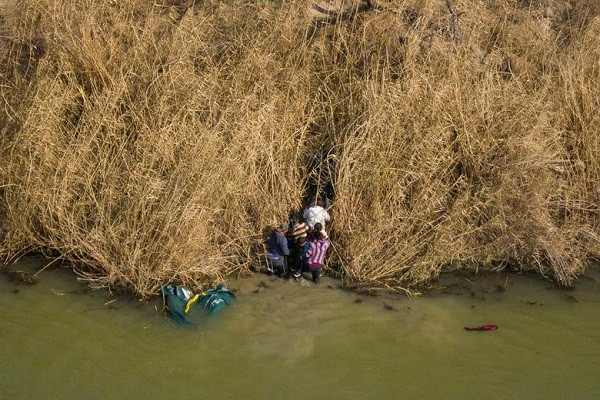 Một chiếc bè hỏng bị bỏ lại sau khi những người di cư lên bờ sông phía Mỹ ngày 6/3.