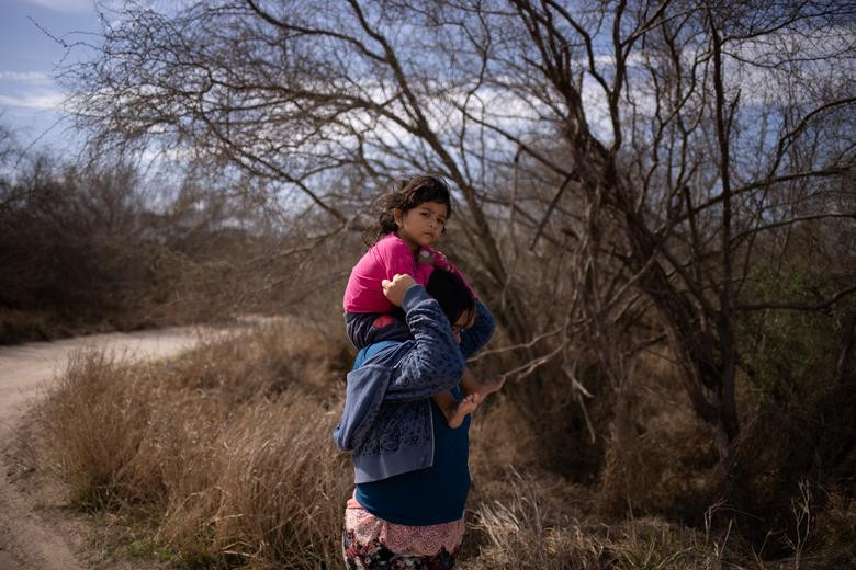 Cô Loudi cùng con gái Maria, 4 tuổi đến từ El Salvador, đã vượt qua sông Rio Grande để vào Mỹ trái phép.