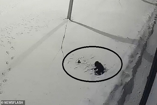 Theo Daily Mail, vụ việc bé trai 5 tuổi rơi từ tầng 12 xuống nhưng thoát chết kỳ diệu xảy ra tại Ufa, Bashkortostan (Nga) hồi đầu tuần. (Nguồn ảnh: Daily Mail)