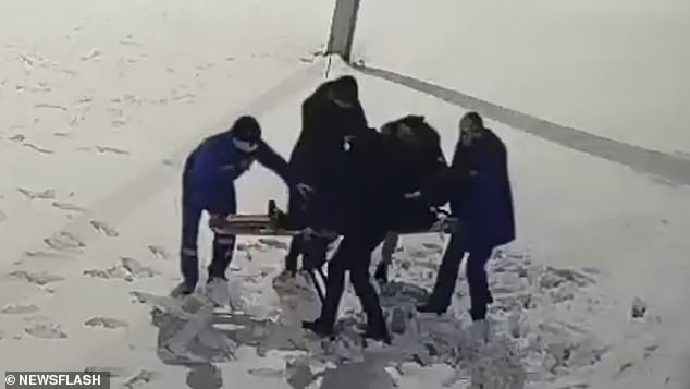 Truyền thông địa phương cho biết, bé trai ở nhà một mình khi vụ việc xảy ra.