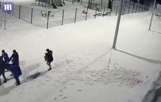 Hiện, một cuộc điều tra về vụ bé trai 5 tuổi ngã xuống từ cửa sổ tầng 12 ở Nga đang được tiến hành.