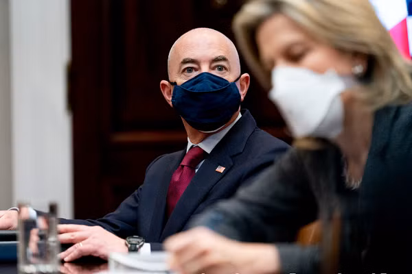 Bo truong My sa thai hon 30 co van an ninh