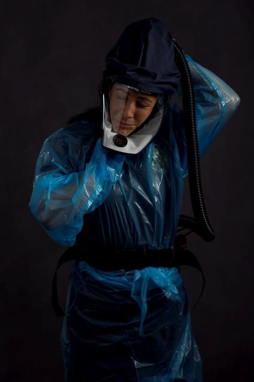 Trong ảnh là nhân viên y tế Maxine Sharples, 36 tuổi.