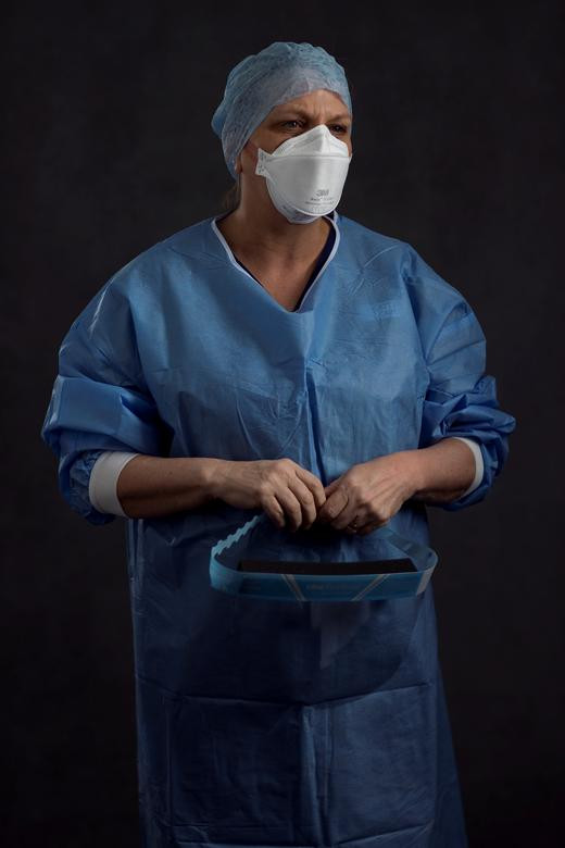 Jacqui Jocelyn, 53 tuổi, y tá của phòng chăm sóc đặc biệt (ICU), chia sẻ: "Thực ra, chúng tôi cũng cảm thấy lo lắng, bởi vì chúng tôi rất đau lòng khi chứng kiến những gì đã xảy ra trong phòng này".