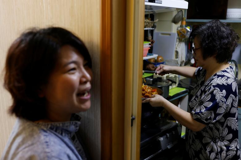 Bà Ada nấu bữa tối tại nhà riêng ở Hong Kong, Trung Quốc, ngày 27/9/2020. Đứng cạnh là con gái của bà, Asa Lai.