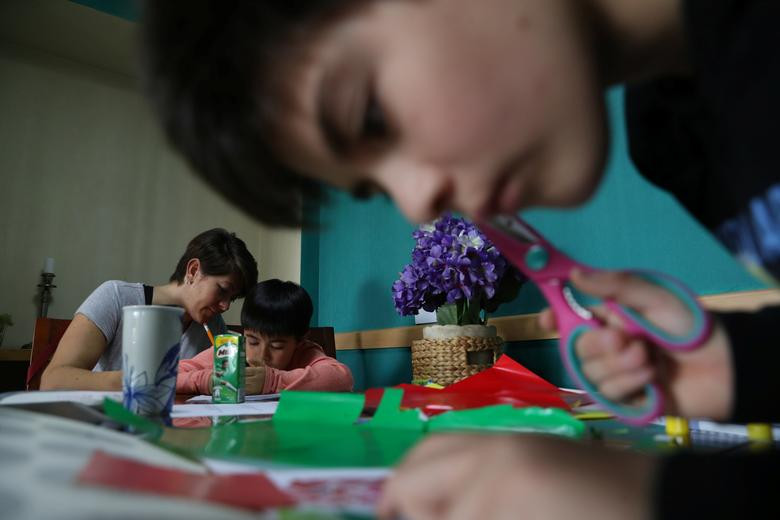  Cô Carmen Luz hướng dẫn con trai, Maximiliano Cortez Vergara 10 tuổi, học bài tại nhà ở Santiago, Chile, ngày 30/3/2020, trong thời gian dịch COVID-19 bùng phát.