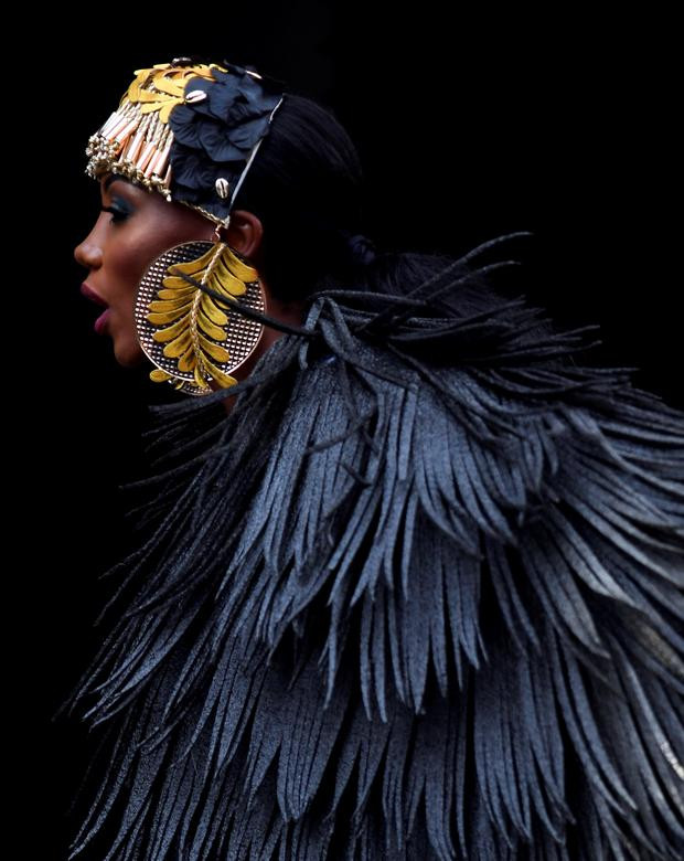 Trang phục được một vũ công soca vùng Caribe diện khi cô giới thiệu về lễ hội carnival Notting Hill trực tuyến đầu tiên tại London, Anh, ngày 28/8/2020, sau khi các lễ hội carnival thông thường bị hủy bỏ do lo ngại dịch COVID-19.