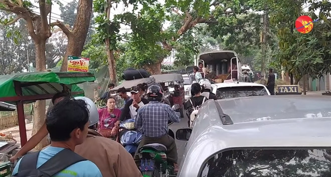 "Những người lao động nhập cư tại Hlaing Tharyar (Yangon) đang tháo chạy trở về bang quê nhà của họ. Chúng tôi có thể nhìn thấy họ trên các con đường", Irrawaddy đưa tin. Ảnh: Irrawaddy.
