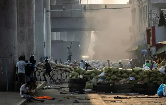 Đến ngày 15/3, một ngày sau khi có tới gần 40 người thiệt mạng trong các vụ đụng độ giữa người biểu tình và lực lượng an ninh ở Myanmar, Hội đồng Hành pháp Nhà nước Myanmar đã quyết định mở rộng lệnh thiết quân luật ra 4 thị trấn mới ở Yangon gồm North Dagon, South Dagon, Dagon Seikkan và North Okkalapa. Ảnh: CNA.