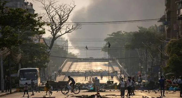 Chia sẻ với báo giới, một người dân cho biết họ muốn thoát khỏi các khu vực bị áp lệnh thiết quân luật trước bình minh và những người biểu tình đã dỡ bỏ rào chắn để họ rời đi. Ảnh: CNA.