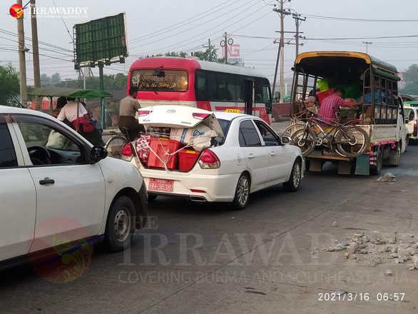 Có thể thấy, nhiều người chen chúc trên những phương tiện mắc kẹt giữa dòng xe đông đúc. Ảnh: Irrawaddy.