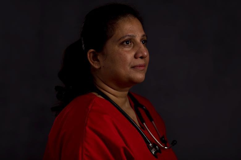 Y tá Sheeba Philip, 44 tuổi. Được biết, mẹ của Sheeba đã qua đời vì COVID-19.