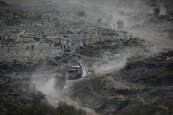 Cuoc song muu sinh trong bai rac cua tre em ngheo Venezuela
