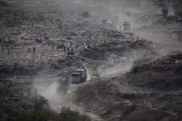 Cuoc song muu sinh trong bai rac cua tre em ngheo Venezuela