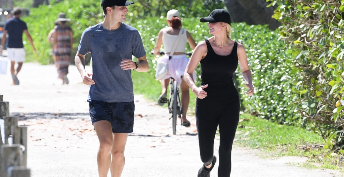 Vợ chồng Ivanka vừa chạy vừa trò chuyện vui vẻ. Ảnh: The Sun.