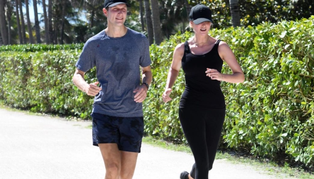 The Sun ngày 1/3 đã đăng tải những hình ảnh mới nhất phần nào hé lộ cuộc sống của Ivanka Trump hiện tại. Trong ảnh, Ivanka mặc bộ đồ thể thao màu đen, đội mũ lưỡi trai đen chạy bộ cùng chồng, Jared Kushner. Ảnh: The Sun.