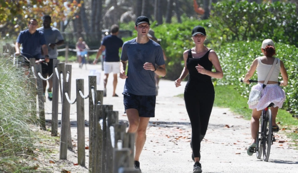 Được biết, sau khi rời Nhà Trắng, gia đình Ivanka chuyển tới một căn hộ nhìn ra bãi biển ở Miama. Cô dường như dành nhiều thời gian hơn để nghỉ ngơi, thư giãn, thường đưa các con tới bãi biển, công viên hay đi ăn kem. Ảnh: The Sun.