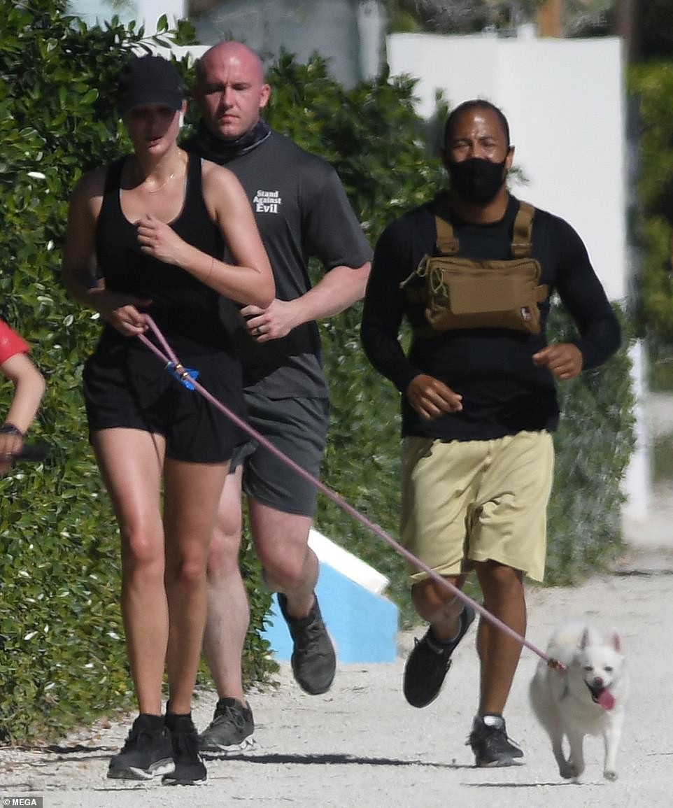 Ivanka còn dắt theo một chú cún cưng khi chạy bộ. Ảnh: Mega.