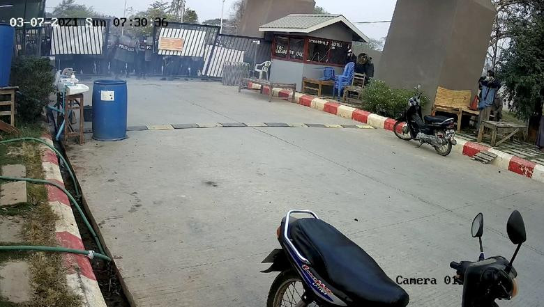 Cảnh sát mang khiên và súng tiến vào trường Đại học Công nghệ Mandalay ở Mandalay, Myanmar, ngày 7/3/2021. Ảnh: Reuters.