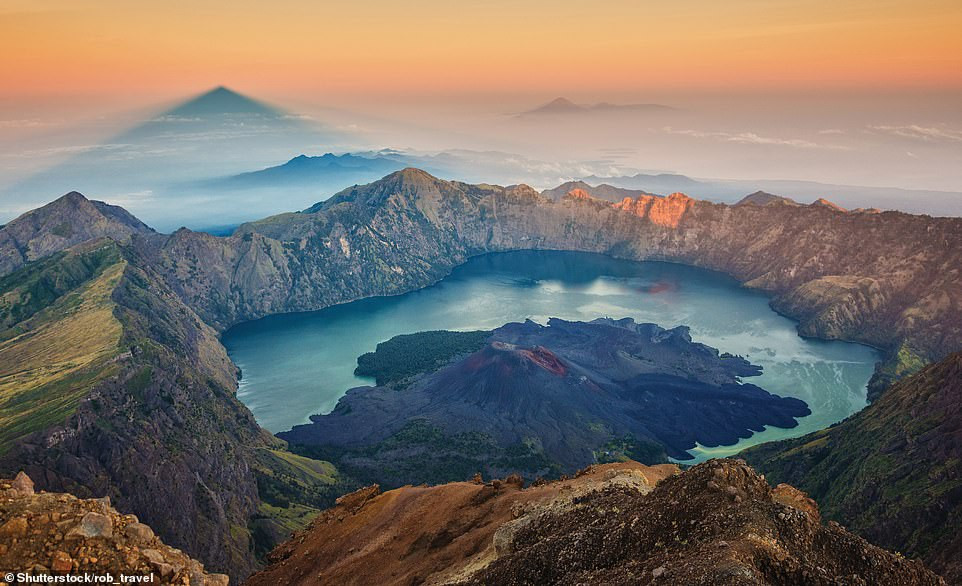Núi lửa Rinjani ở Lombok là ngọn núi lửa cao thứ hai ở Indonesia.