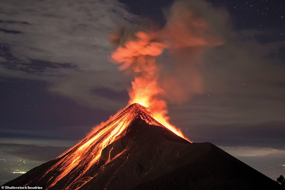 Núi lửa Fuego phun trào ở Guatemala.