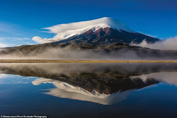 Núi lửa Cotopaxi ở tỉnh Cotopaxi (Ecuador). Các vụ phun trao lớn nhất tại đây diễn ra vào các năm 1742, 1744, 1768 và 1877.