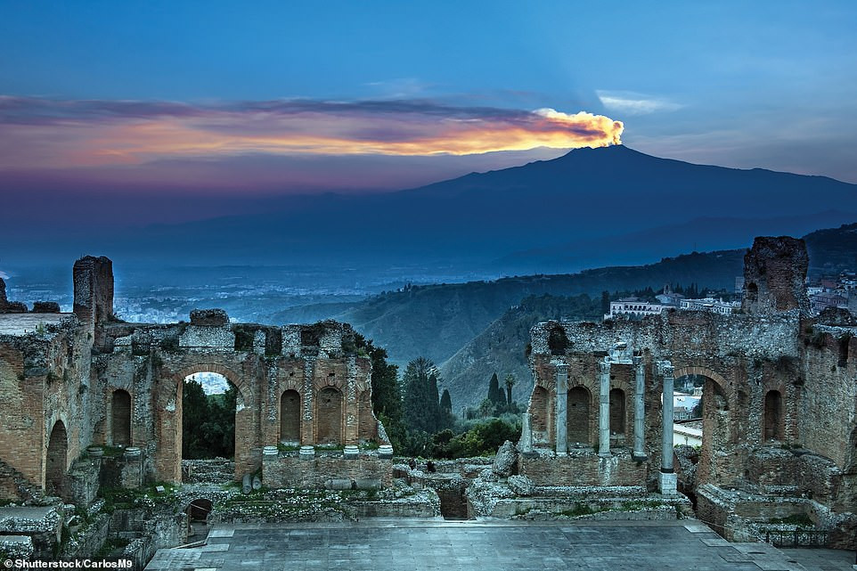 Bức ảnh ấn tượng này ghi lại cảnh núi lửa Etna ở Sicily, Italy, phun trào khói bụi.