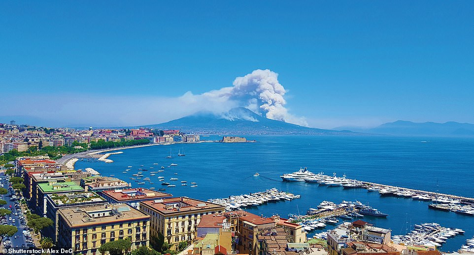 Vesuvius ở Campania, Italy, là một trong những ngọn núi lửa nguy hiểm nhất trên thế giới. Ngọn núi lửa này đe dọa cuộc sống của hàng triệu người sinh sống gần đó.